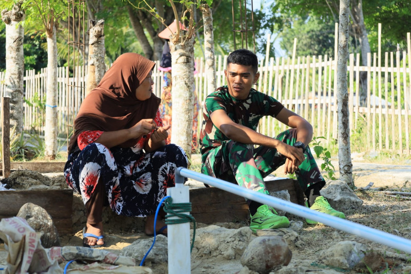 Di Balik Pekerjaan Fisik TMMD, Tersimpan Kisah Hangat Anggota TNI Bersama Mama Angkat