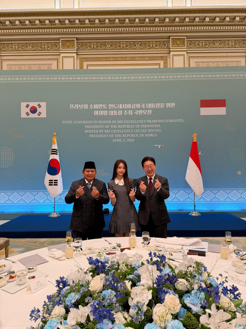 Momen Prabowo Bertemu Carmen Hearts2Hearts, Kompak Lakukan Simbol Jari Hati