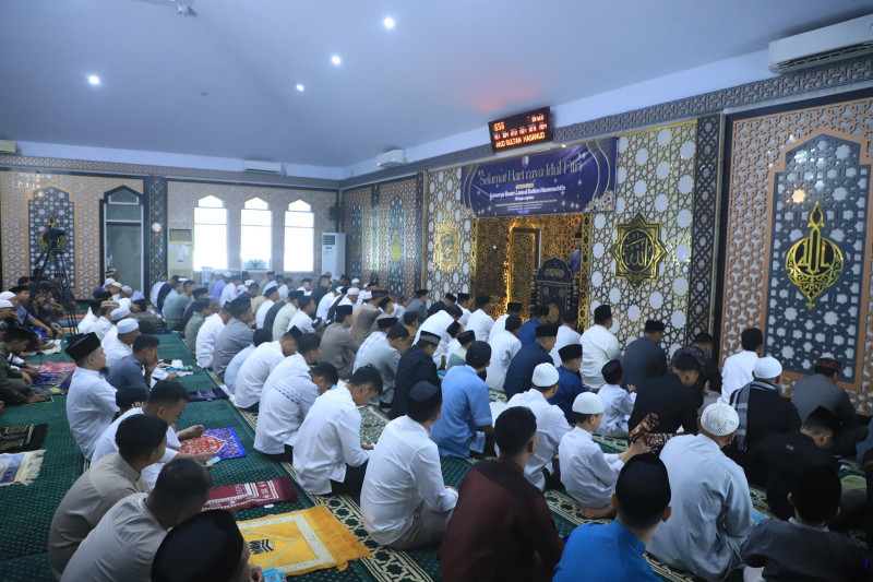 Umat Muslim Lanud Sultan Hasanuddin Laksanakan Sholat Idul Fitri di Masjid Nurussamawat