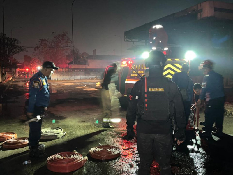 Brimob Metro Jaya Sigap Amankan Kebakaran SPBE di Bekasi, Situasi Cepat Terkendali