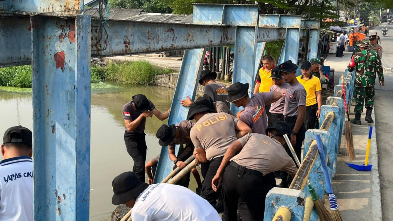 Brimob Polda Metro Jaya Bersihkan Pasar Tegal Danas Bekasi, Lingkungan Lebih Nyaman dan Bebas Genangan