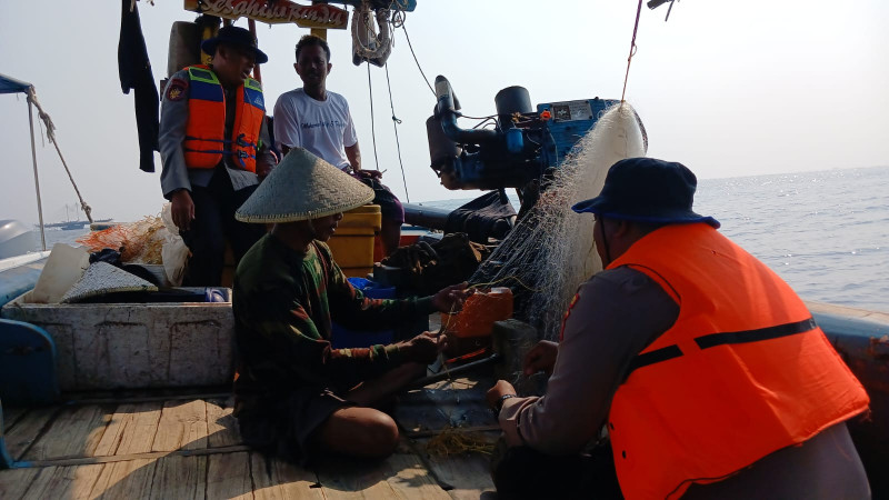 Jakarta On The Spot, Satpolairud Polres Kepulauan Seribu Sambangi Nelayan, Sosialisasikan Layanan Polisi 110 dan Keselamatan Berlayar