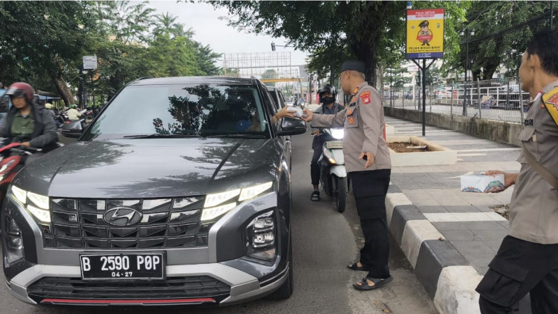 Polsek Bekasi Barat Berbagi Takjil, Tebar Berkah Ramadhan di Kranji