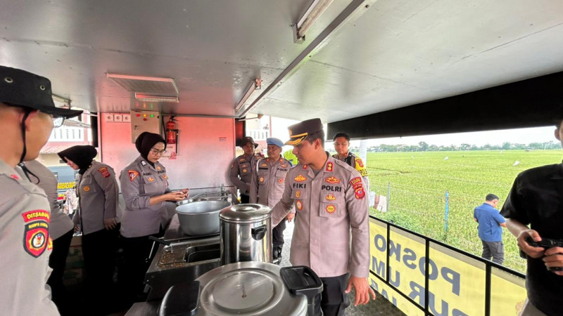 Polda Jabar Bersama Polres Karawang Kerahkan Dapur Lapangan, Bantu Warga Terdampak Banjir