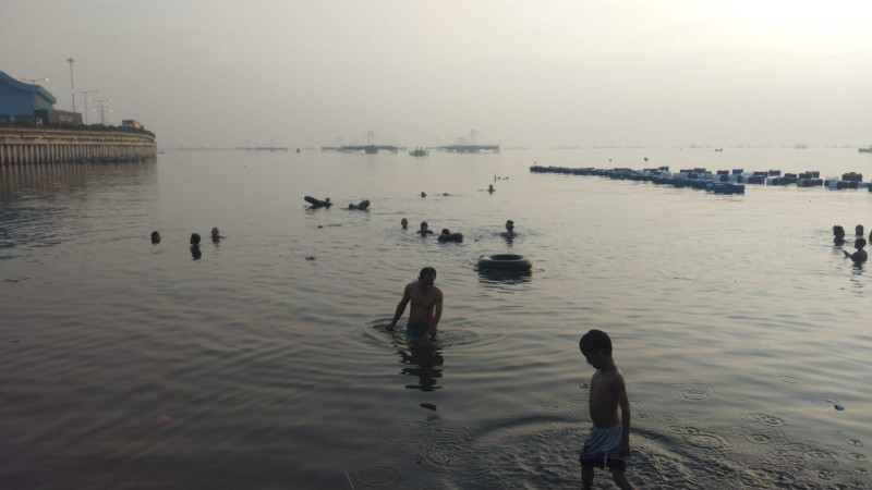 Terapi Air Laut Pantai Kalibaru Jadi Favorit Warga, Dipercaya Bantu Pemulihan Stroke Ringan