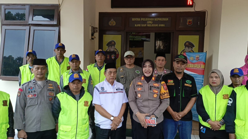 Ramadhan Penuh Kepedulian, Polsek Megamendung Bagikan Takjil dan Edukasi Layanan 110 Polri