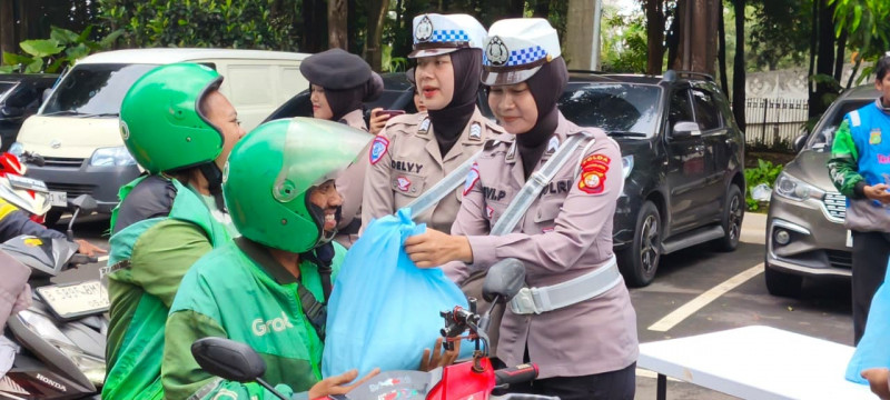 Polda Metro Jaya Gelar Jumat Peduli, Bagikan Bantuan untuk Pengemudi Ojol
