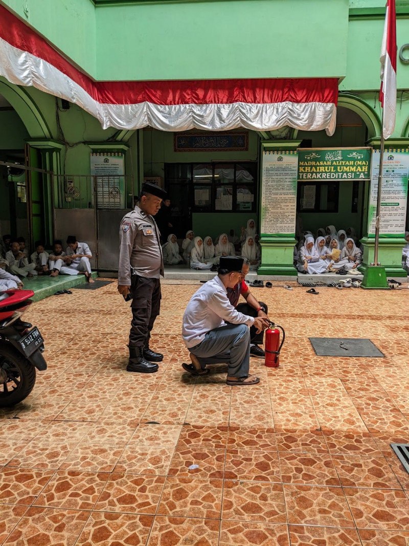 Bhabinkamtibmas Kapuk Muara Hadiri Pesantren Khaerul Ummah, Edukasi Santri Tentang Keselamatan dan Kewaspadaan Bencana
