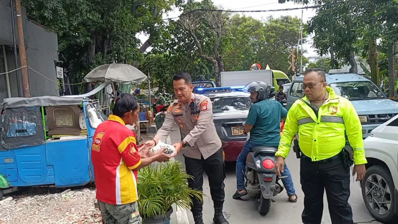 Program Jaga Jakarta, Kapolsek Pademangan Bagikan Makanan kepada Warga