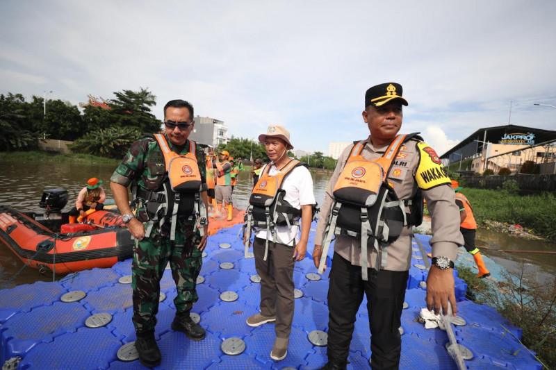 Wakapolres Metro Jakarta Utara Gelar Aksi Bersih-Bersih Lingkungan: Wujud Nyata Antisipasi Banjir