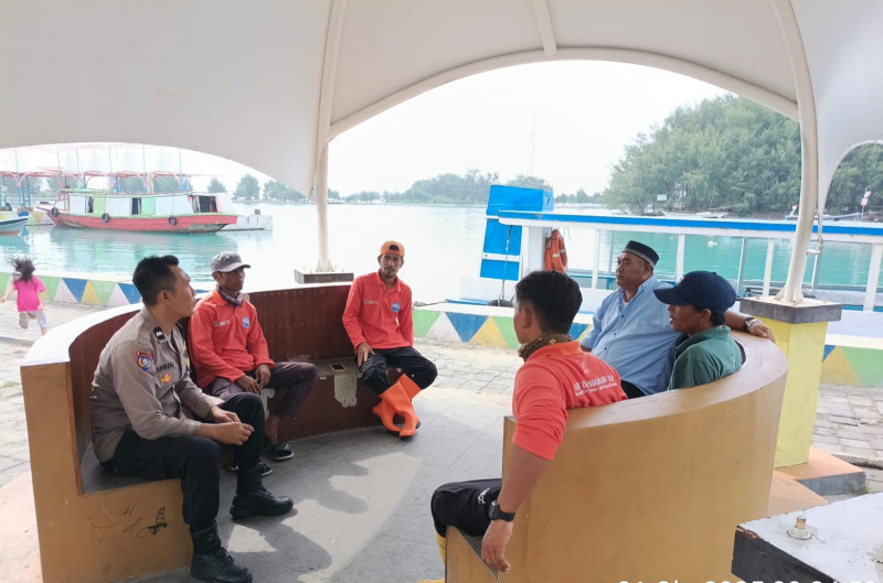 Dekat dengan Warga Bhabinkamtibmas Pulau Kelapa Ajak Masyarakat Jaga Kamtibmas dan Peduli Lingkungan