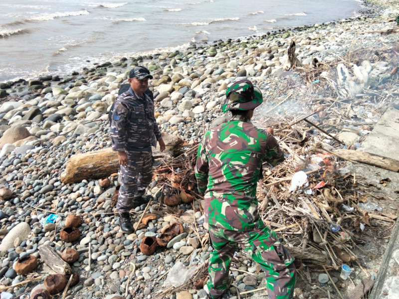 Pos TNI Angkatan Laut Manna Berkolaborasi Dengan Kodim 0408/BS Bersihkan Pantai Pasar Bawah