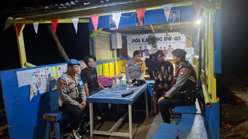 Patroli Malam Jakarta On The Spot, Polsek Kepulauan Seribu Selatan Sampaikan Layanan Polisi 110 Saat Sambangi Warga