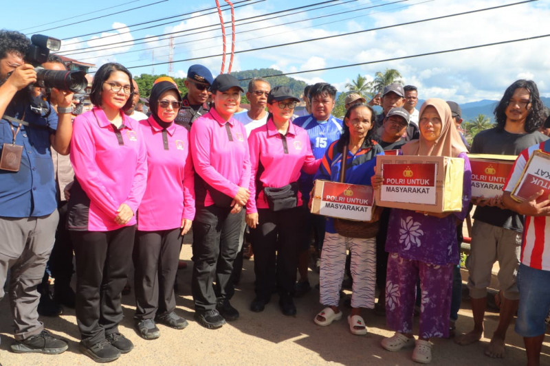 Ketum Bhayangkari Beri Bantuan Hingga Hibur Anak-Anak Korban Bencana di Tapanuli Tengah
