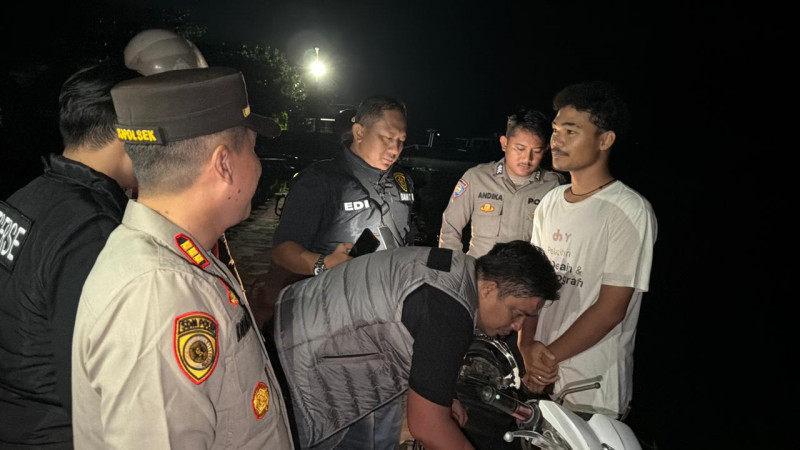 Patroli Malam Gabungan Polsek Kepulauan Seribu Selatan Sosialisasikan Layanan 110 dan Barcode Pengaduan Masyarakat