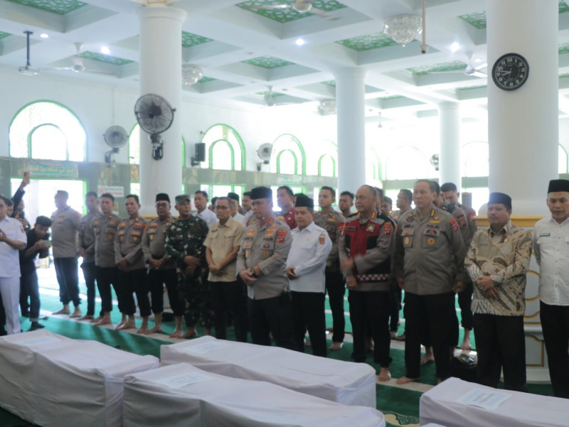 Kapolda Sumbar Pimpin Pemakaman Massal Korban Bencana Palembayan, 253 Orang Meninggal Dunia