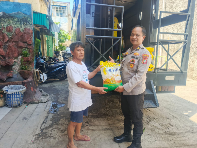 Polsek Metro Penjaringan Kawal Distribusi Beras Murah SPHP Bulog Untuk Warga