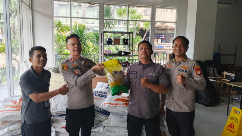 Polsek Metro Penjaringan Bersama Bulog Gelar Gerakan Pangan Murah, Warga Antusias Dapatkan Beras SPHP Terjangkau