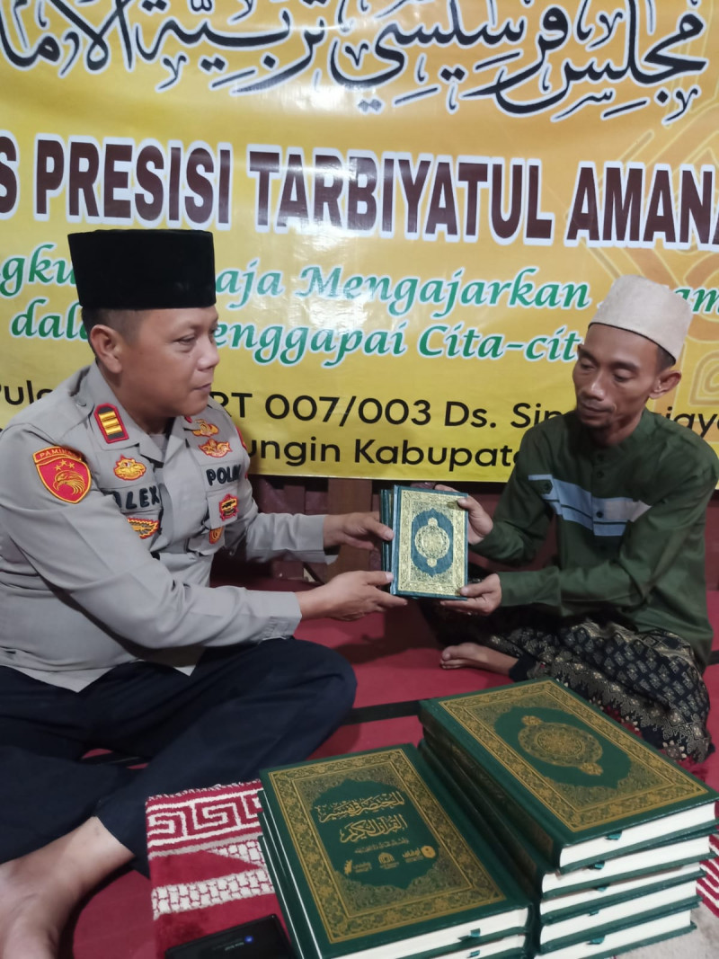 Kapolsek Cabangbungin Gelar Safari Kamtibmas Serahkan Wakaf Al-Quran ke Majelis Presisi Tarbiyatul Amanah