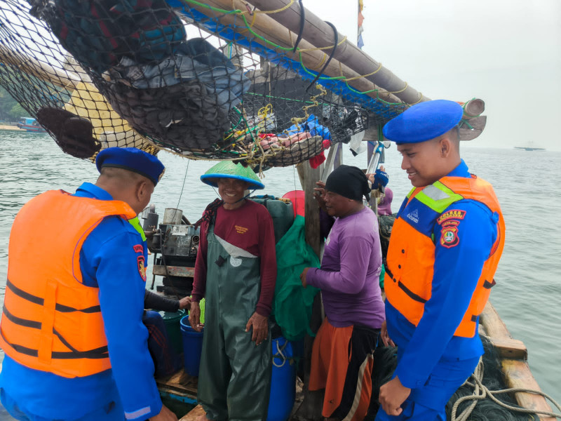 Satpolairud Polres Kepulauan Seribu Gencarkan Patroli Dialogis Laut, Himbau Nelayan Gunakan Layanan Darurat 110
