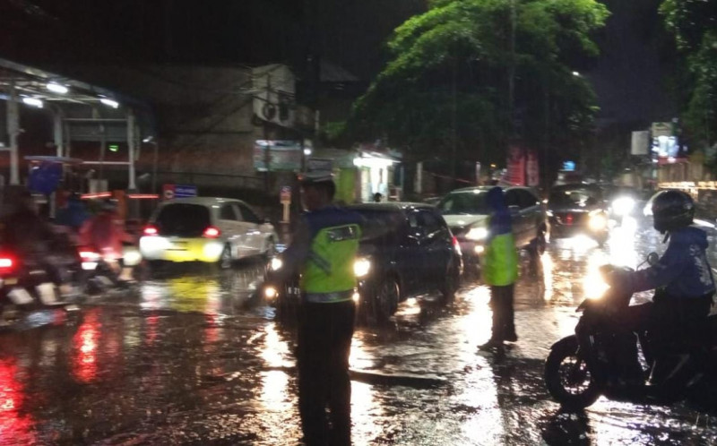 Polsek Jatisampurna Laksanakan Pengaturan Lalu Lintas untuk Antisipasi Kemacetan