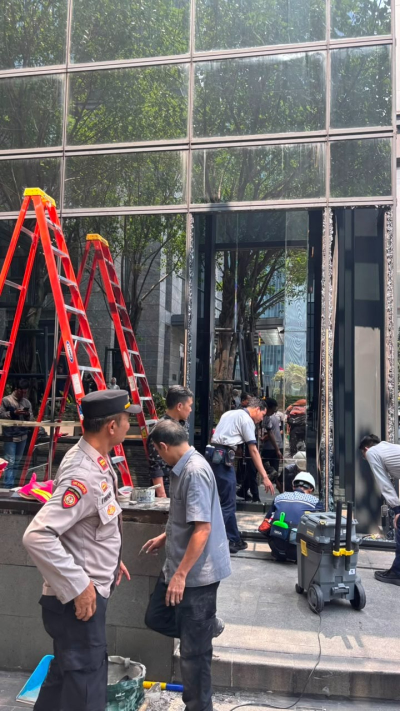 Mobil Tabrak Kaca Gedung di Kebayoran Baru, Pengemudi dan Pengelola Capai Kesepakatan
