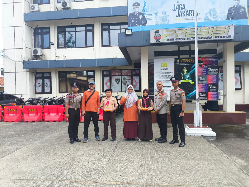 Siswa SDN 021 Tugu Utara Serahkan Hasil Panen ke Polsek Koja, Dukung Program Peduli Lingkungan
