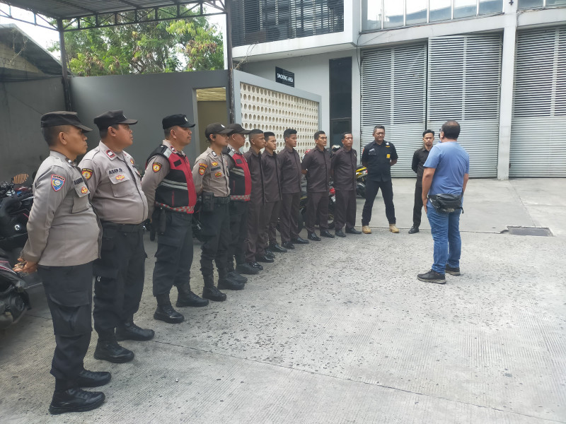 Polsek Metro Penjaringan Siagakan Personel Pengamanan Aksi Unjuk Rasa di PT Fasdeli Internasional Express, Diutamakan Secara Humanis