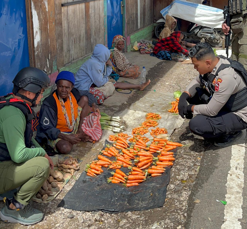 Personel Ops Damai Cartenz Dukung Perekonomian Lokal dengan Cara Belanja Hasil  Bumi di Pantai Timur