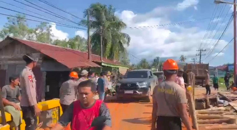 Polri Gerak Cepat Perbaiki Jembatan Pandan, Akses Utama Warga Tapteng Ditargetkan Segera Pulih