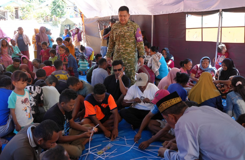 Puspsi TNI Bersama Kodim 1612/Manggarai dan Yonif TP 834/WM Berikan Trauma Healing kepada Penyintas Gempa