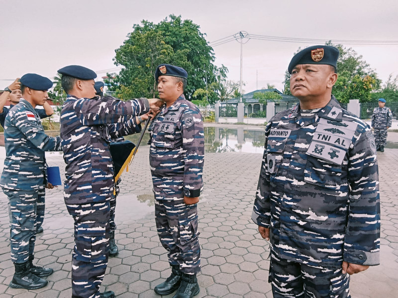 Danlanal Pimpin Upacara Kenaikan Pangkat Prajurit Lanal Bintan