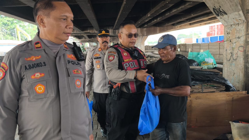 Jumat Peduli Polsek Pademangan Salurkan Sembako kepada Warga Penghuni Kolong Tol Lodan Raya