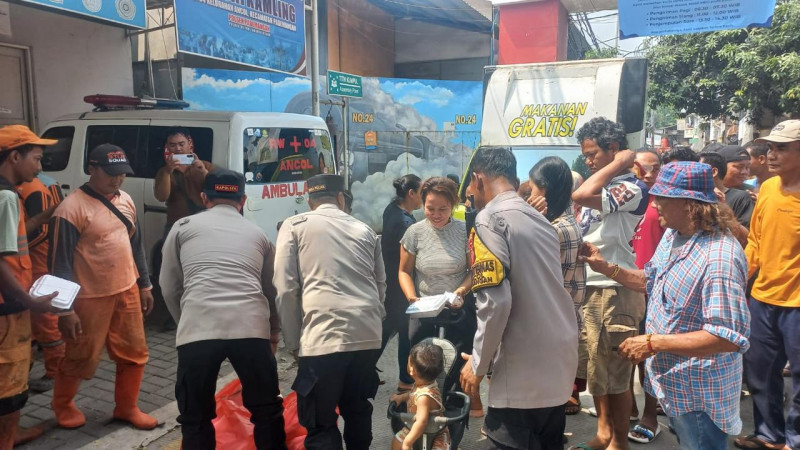 Polres Metro Jakarta Utara Gelar Jumat Peduli di Kampung Muka, Bagikan 300 Paket Makanan
