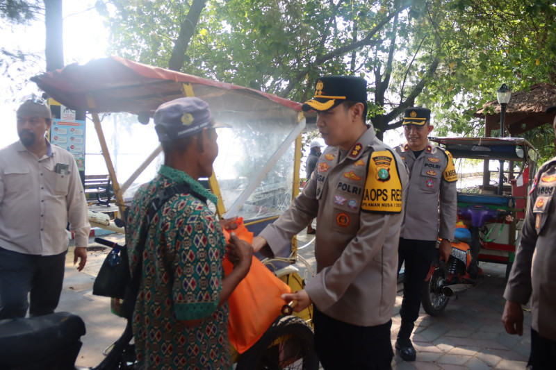 Kapolres Kepulauan Seribu Gelar Jumat Peduli di Pulau Harapan Bagikan Sembako Untuk Nelayan dan Pengemudi Bentor