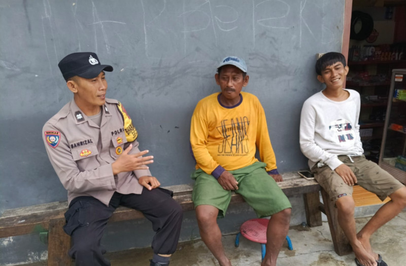 Bhabinkamtibmas Pulau Kelapa Aiptu Sahrizal Sambangi Warga, Ajak Jaga Kamtibmas dan Ciptakan Lingkungan Wisata Aman di Bulan Ramadhan