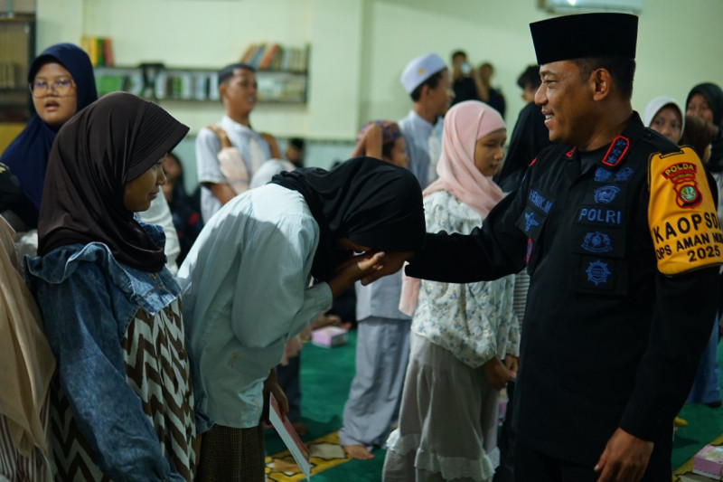 Brimob Polda Metro Jaya Tebar Kepedulian Santunan Anak Yatim dalam Peringatan Maulid Nabi Muhammad SAW 1447 H