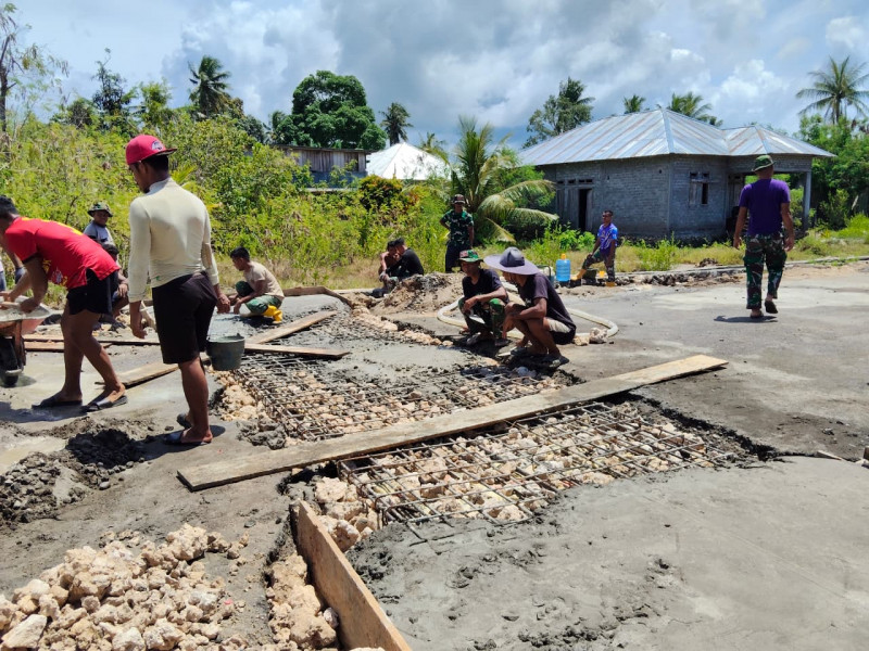Personel TMMD Ke-127 Kodim 1514/Morotai Laksanakan Pengecoran Plat Deker Gorong-Gorong di Desa Gotalamo