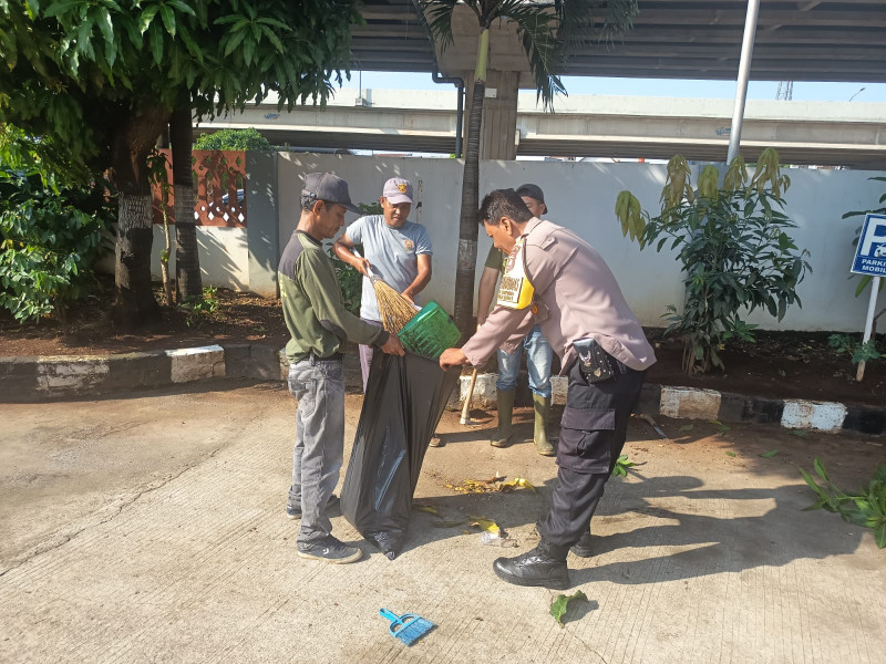 Polsek Bekasi Barat Perkuat Sinergi Lewat Aksi Bersih-bersih di Jakasampurna