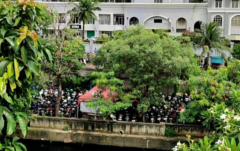 Ruas Jalan Inspeksi Kali Sunter Jadi Lahan Parkir, Warga Kelapa Gading Keluhkan Kemacetan