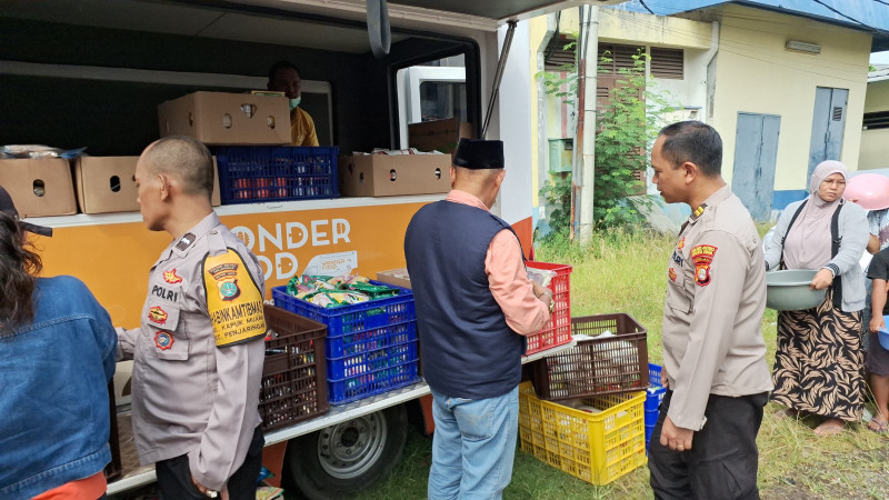 Polsek Metro Penjaringan Hadir untuk Warga, Ribuan Paket Makanan Dibagikan di Kapuk Muara