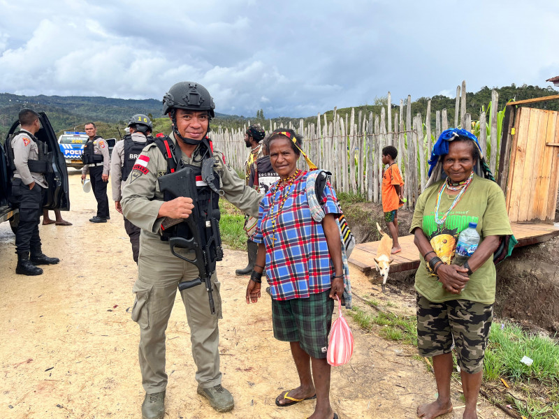 Patroli Gabungan Satgas Ops Damai Cartenz Bersama Polres Paniai Disambut Hangat Warga Bibida