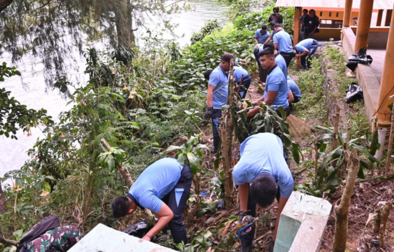 Aksi Peduli Lingkungan, Lanud Iswahjudi Bersihkan Telaga Sarangan