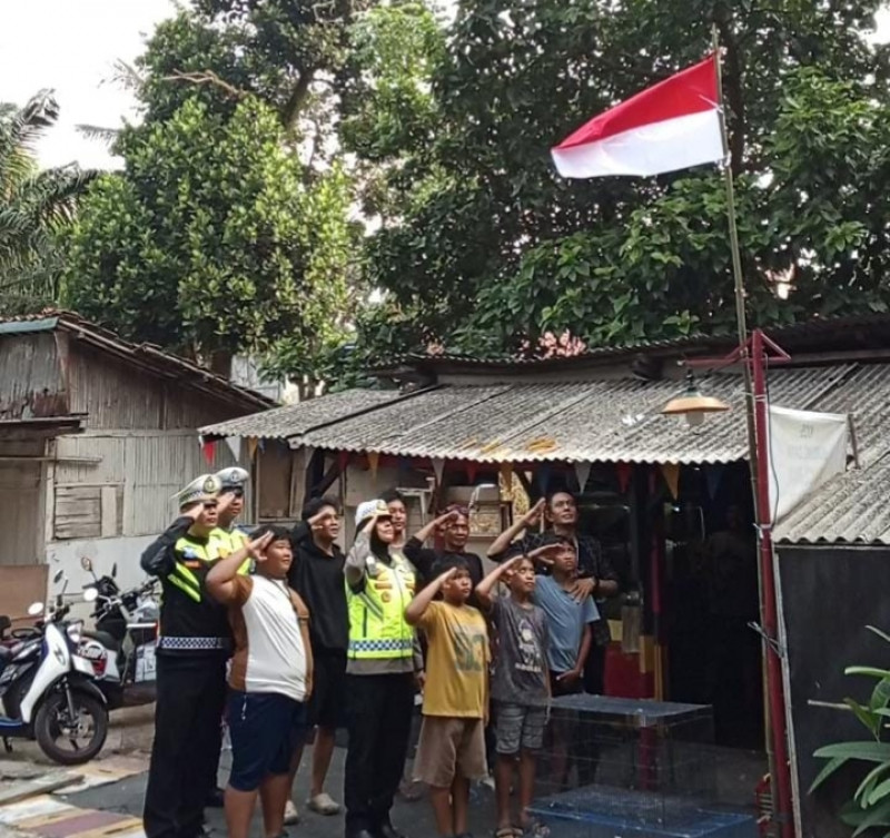 PJR BSD Korlantas Polri Rayakan HUT RI dengan Berbagi Bendera Merah Putih kepada Warga
