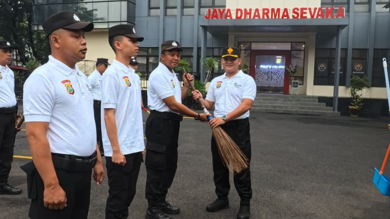 Polsek Kelapa Gading Canangkan Gerakan Jaga Jakarta Bersih dan Asri, Personel Gelar Korvei Lingkungan Mako