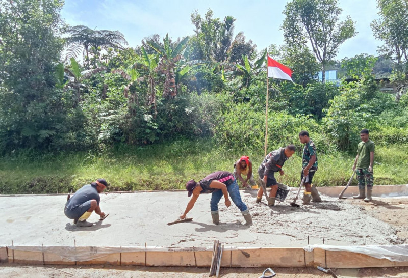 Satgas TMMD Ke 126 Semangat Gotong Royong Lanjutkan Pengecoran Jalan di Kampung Babak