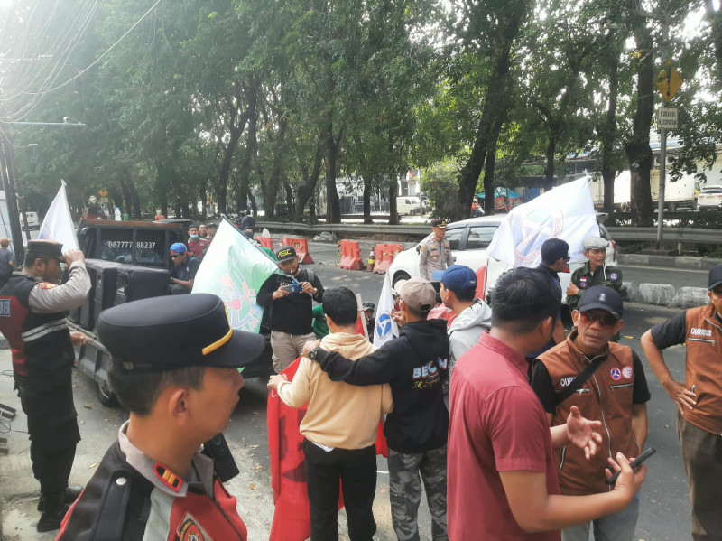 Polisi Kawal Aksi Buruh di Hotel Grand Asia Penjaringan, Mediasi Berlangsung hingga Sore Hari
