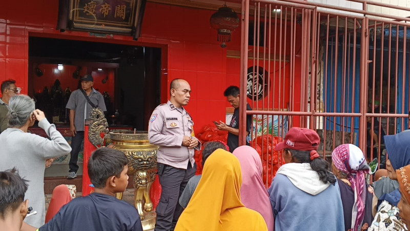 Giat Bhakti Sosial Polsek Metro Penjaringan Bersama Wihara Kwang Te Thua