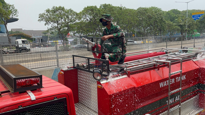 Kodam Jaya Kerahkan 147 Water Tank Bersihkan Debu Vulkanik di Sejumlah Wilayah
