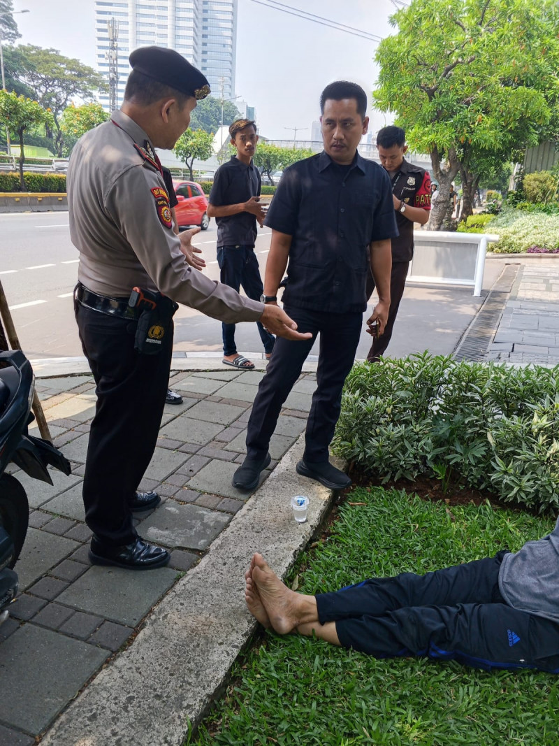 Respons Cepat Patroli Ditpamobvit PMJ Tolong Korban Kecelakaan di Gatot Subroto